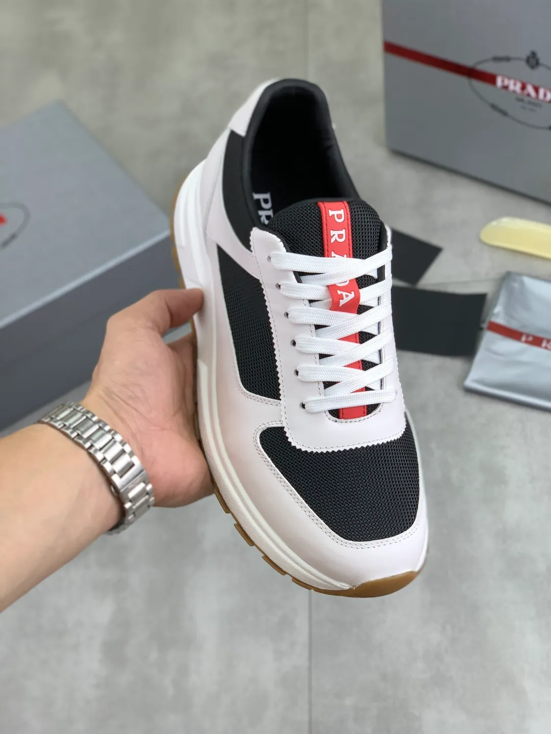 Men's shoes 💰P560💰[New model] The top version is available on the official website, 🆘 The trendy brand (Prada) mainly promotes the popular model, avant-garde and versatile fashionable men's shoes, private version mold opening, cowhide surface splicing 1:1.. Stylish and simple, original imported cowhide lining cowhide feet; the atmosphere and personality are more fashionable, eye-catching and pursuing class. It will subvert the old idea and be a must-have for fashionistas with you! Must keep it for yourself! Tall and comfortable, large and low, high-end quality workmanship. The new high-end outsole on the official website. Size: 38-45. Available in 3️⃣ colors.